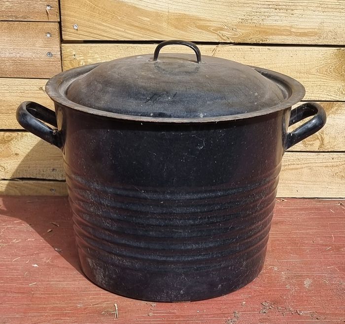 KR 350,-
Stor gammel emaljeret gryde med låg i en god stand uden grimme afslag 
Den måler 
Højde 30,   diam. 39